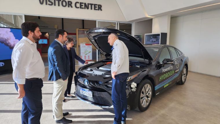 Visitor Center da Toyota Sorocaba: representantes da Unem conhecem veículo movido a hidrogênio